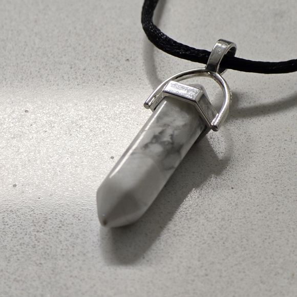Howlite Pendant Adjustable Necklace - Picture 1 of 1